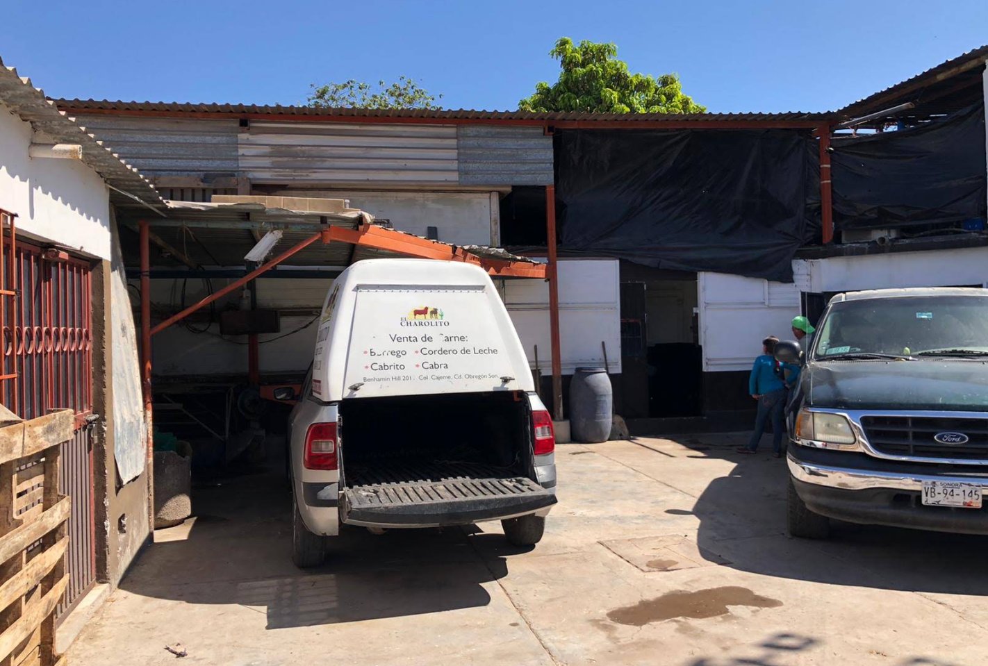 La camioneta de reparto de El Charolito, rotulada con la venta de borrego, cordero de leche, cabrito y cabra.